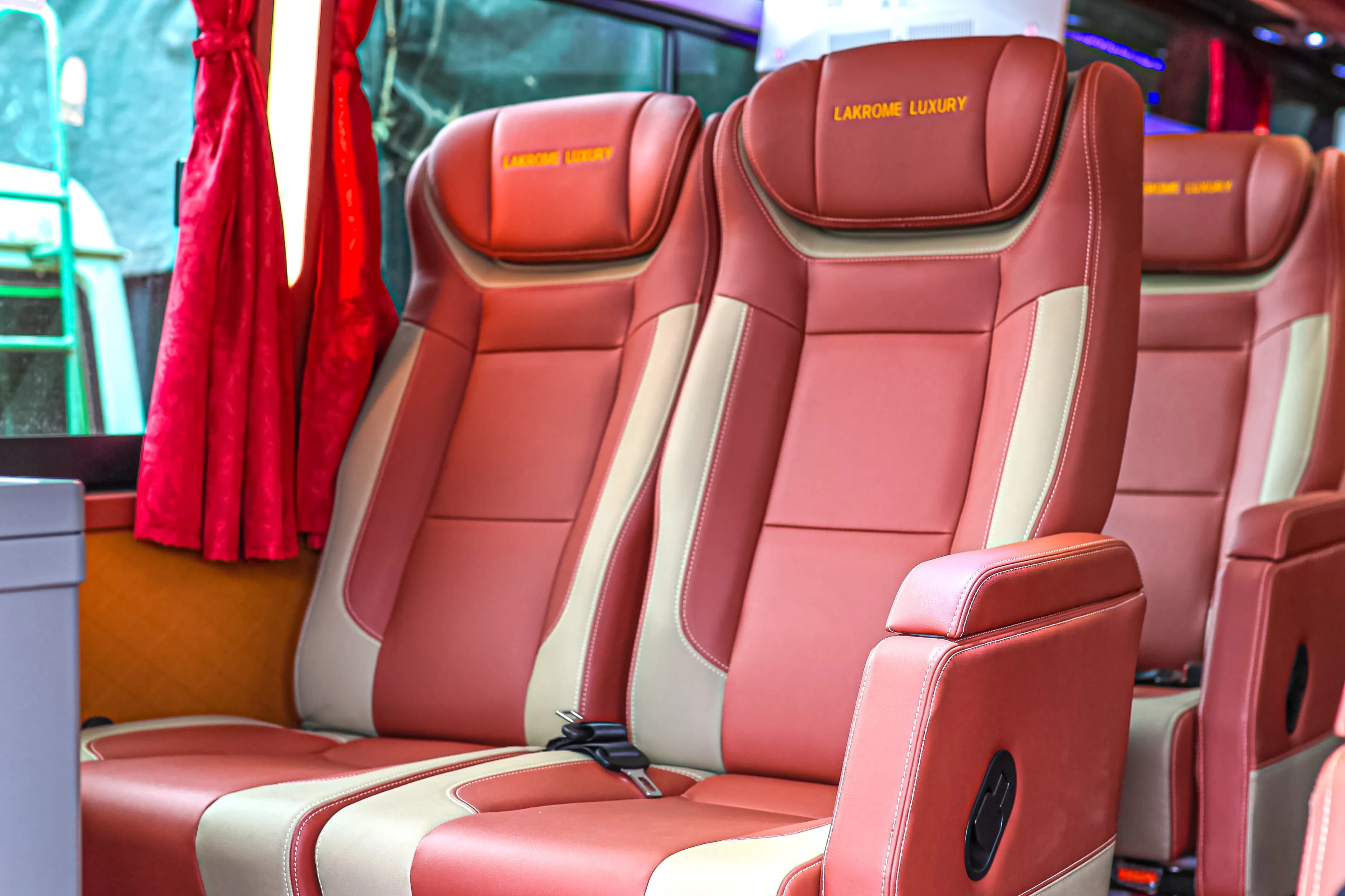 Lakrome seat arrangement