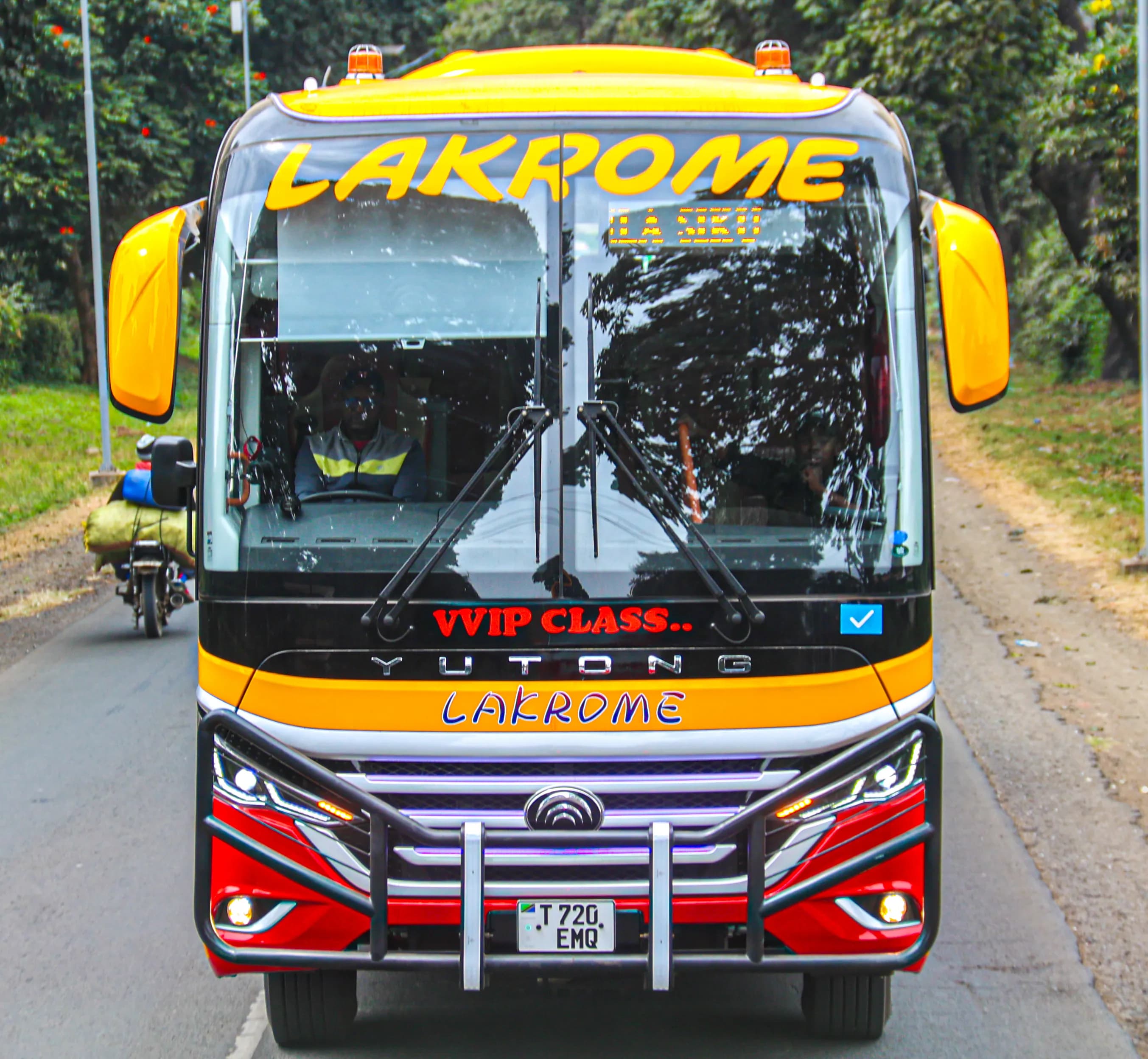 Lakrome exterior features